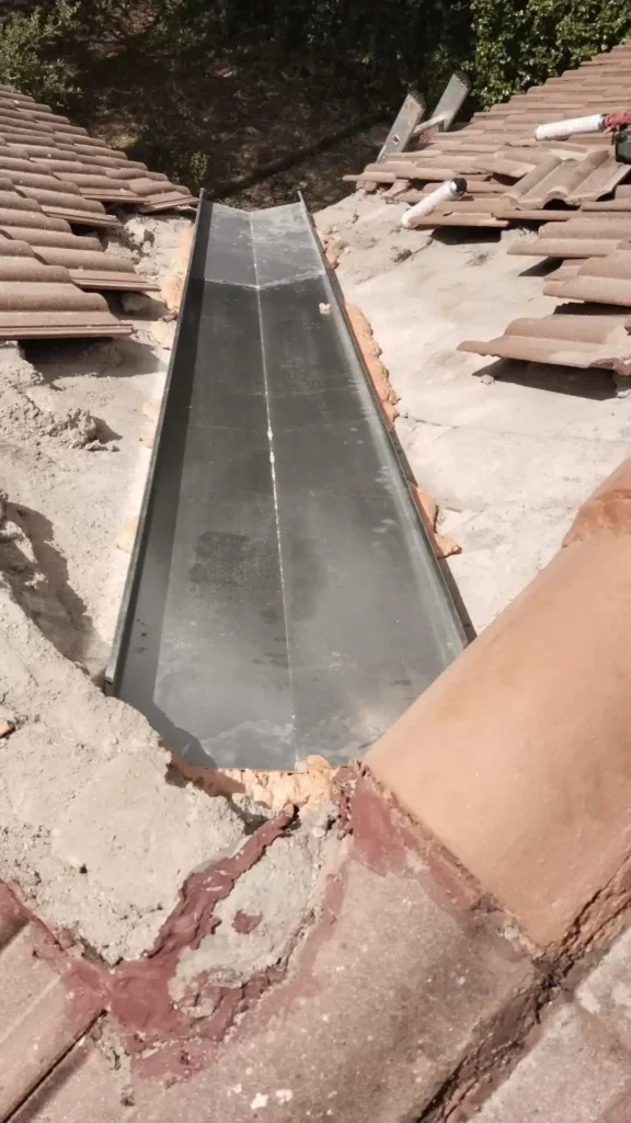 Retejado en Urbanización La Beltraneja 1 Proceso de retejado en Urbanización La Beltraneja, instalando canalón en el techo