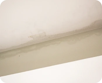 Reparacion de Humedades 1 Techo interior con manchas de humedad y pintura descascarada, mostrando signos de filtración de agua y posible daño estructural