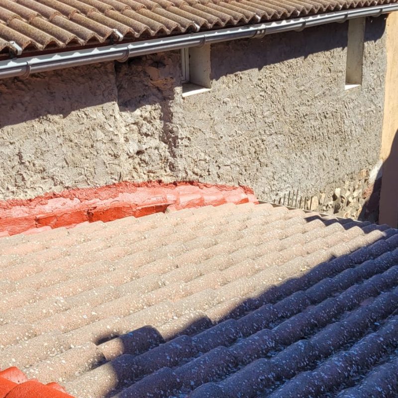 Fachada en Mohernando con trabajos de sellado e impermeabilización en el tejado