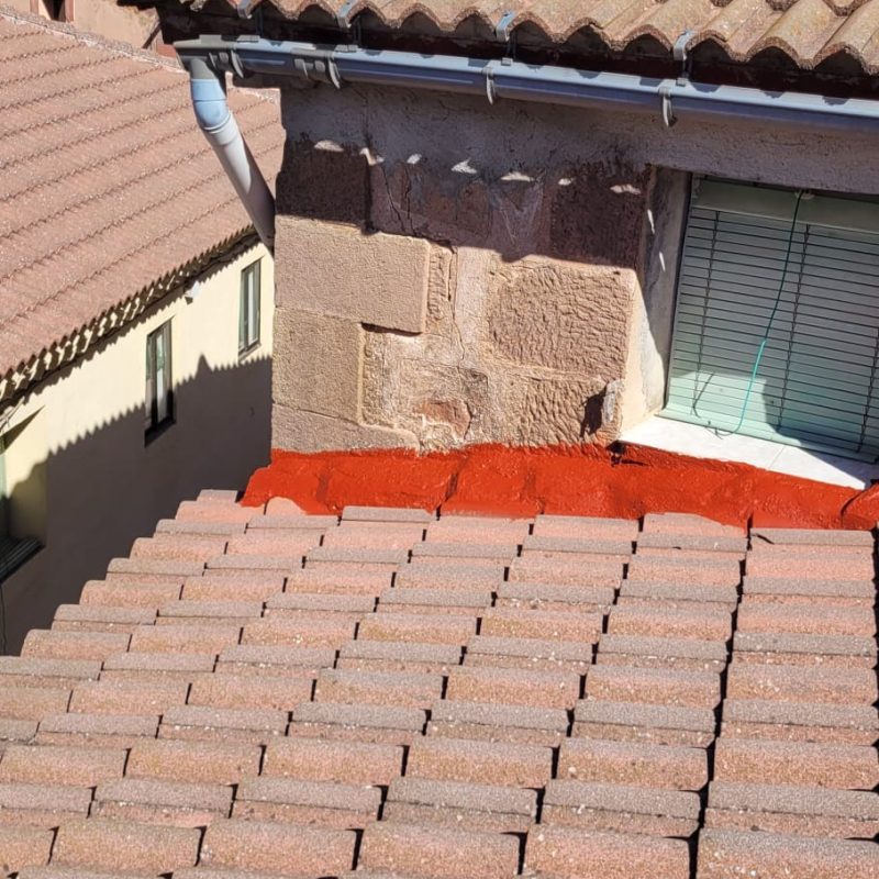 Fachada en Mohernando con trabajos de impermeabilización en tejado y muro