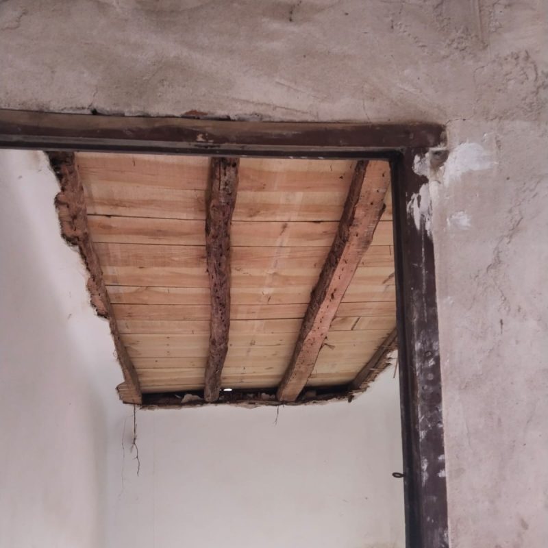 Reconstrucción interior de tejado en Humanes con vigas y tablones de madera