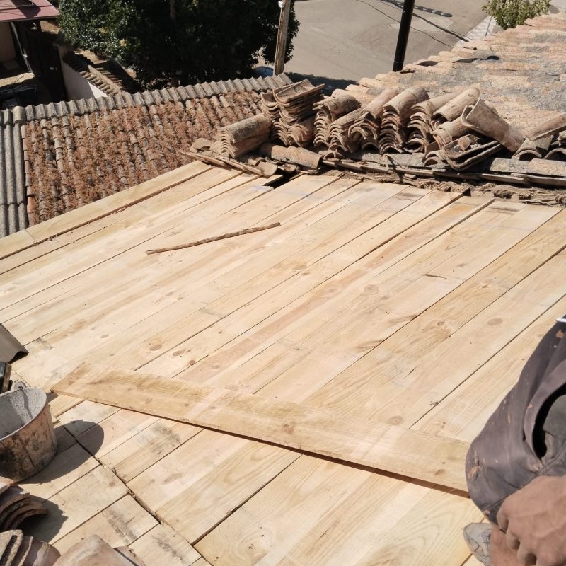 Colocación de tablones de madera en reconstrucción de tejado en Humanes