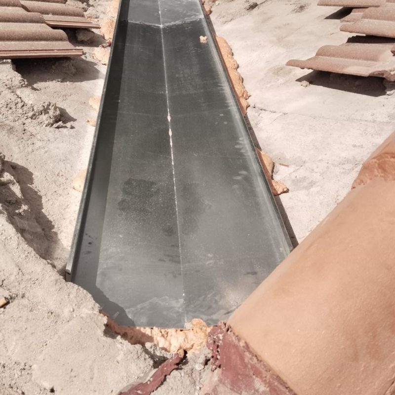 Canal de desagüe instalado en reparación de tejado en Urbanización La Beltraneja