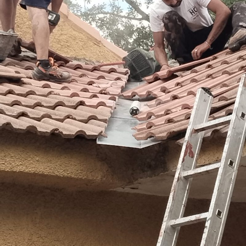 Trabajadores realizando retejado en Urbanización La Beltraneja