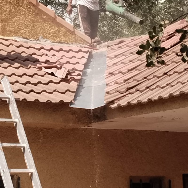 Trabajador reparando tejado al aire libre en la Urbanización La Beltraneja