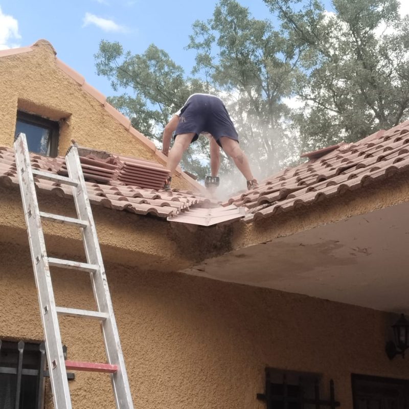Retejado en Urbanización La Beltraneja con colocación de nuevas tejas