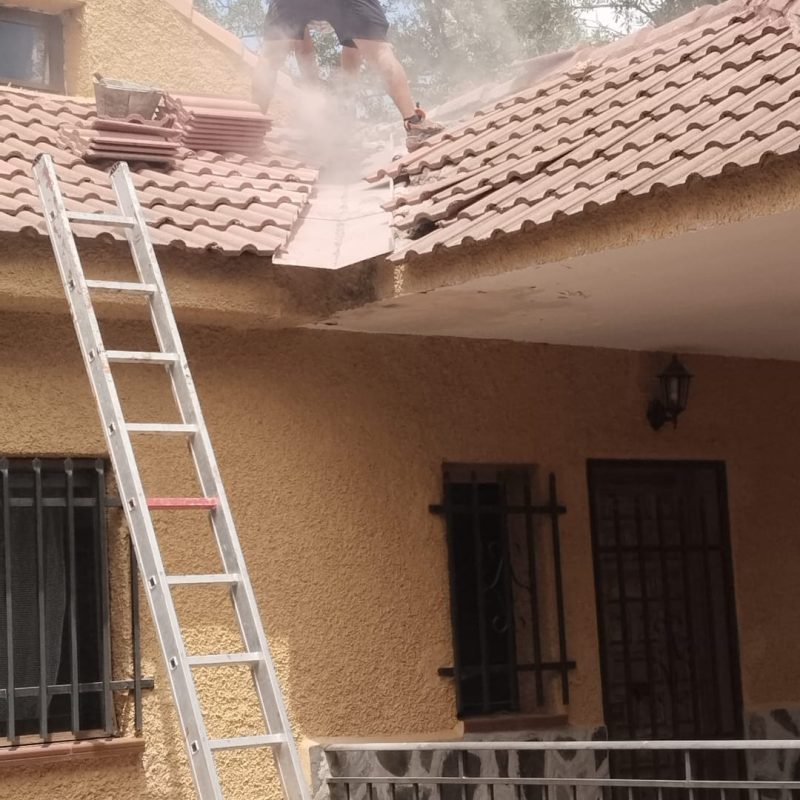 Retejado en Urbanización La Beltraneja con colocación de nuevas tejas