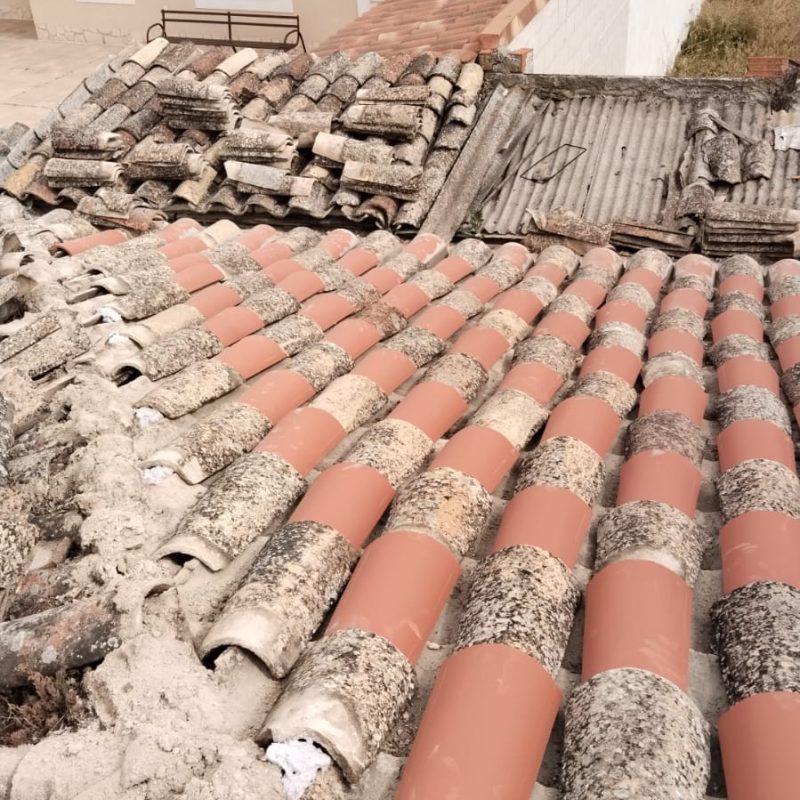 Proceso de retejado en Loranca de Tajuña con colocación de tejas nuevas