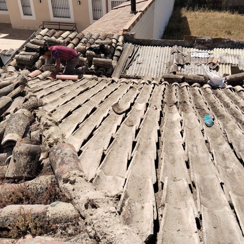 Trabajador realizando retejado en Loranca de Tajuña sobre tejado antiguo