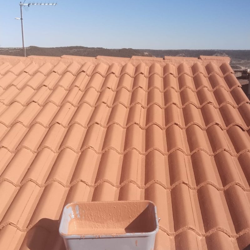 Impermeabilización de tejado en Horche con aplicación de pintura impermeable